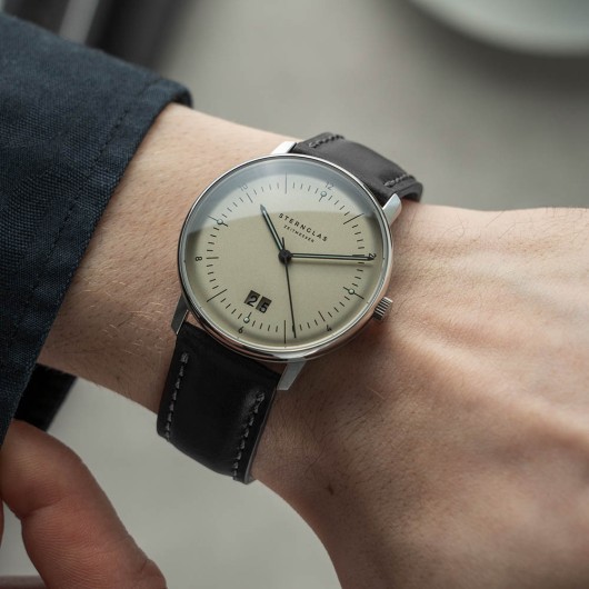 S01-NAG26-BR02 - NAOS BIG DATE